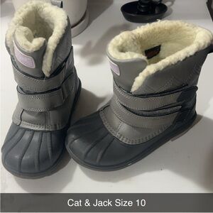 Cat&Jack snow boots maybe worn once Size 10